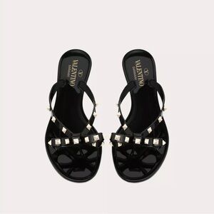 Black Nero Valentino Garavani rubber Rockstud thongs sandals size 39 8.5